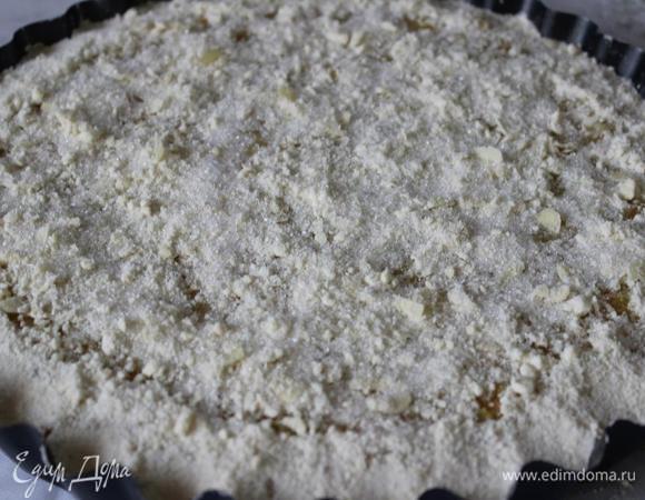 В оставшееся тесто-крошку добавить 1 ст.л. сахарного песка и миндальные лепестки, присыпать пирог сверху. Форму необходимо подобрать такую, чтобы она была заполнена на 3/4, не выше, чтобы начинка не вытекала.