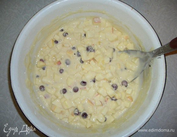 В миске тщательно перемешать яйца, сахар и соду. Постепенно добавляя просеянную муку замесить тесто до однородного состояния. 4 яблока вымыть, нарезать небольшими кубиками, удалив сердцевину и добавить их в тесто. Клюкву вымыть, обсушить и добавить к тесту с яблоками, аккуратно перемешать, чтобы клюква осталась целой.