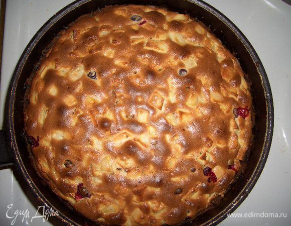 Выложить полученную массу в смазанную маслом форму и поставить в предварительно разогретую духовку. Выпекать пирог при температуре 180-200 градусов около 30 минут.