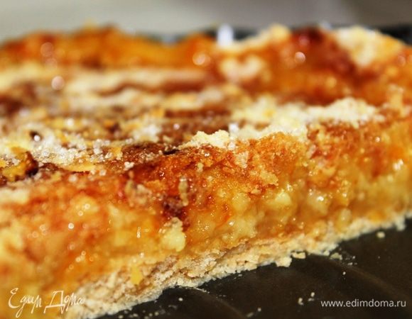 Пирог оставить при комнатной температуре на 30 минут, чтобы остыл. За это время начинка хорошо схватится и не будет вытекать при разрезании пирога. 