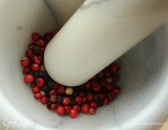 Смесь перцев измельчить в ступке в крупную крошку.