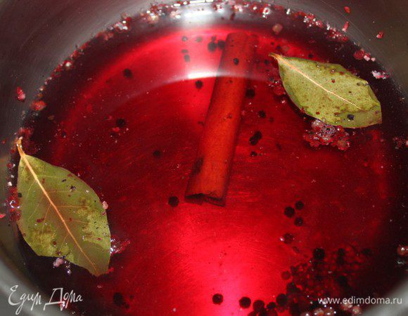 Сварить глинтвейн. Налить в кастрюлю вино, добавить перец, палочку корицы и лавровый лист, всыпать соль и сахар. Нагреть до 75-80 градусов. Убрать с огня и дать остыть до комнатной температуры.