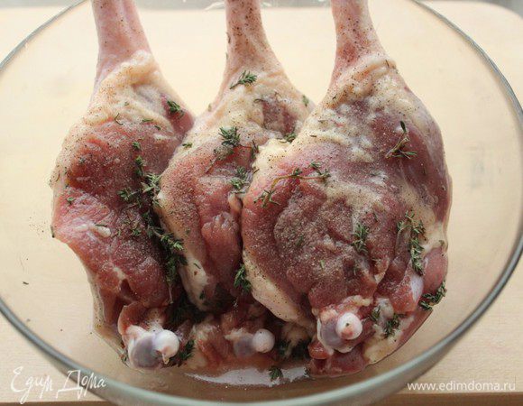 Натереть солью и перцем, посыпать листками тимьяна, затянуть пленкой и убрать в холодильник до тех пор, пока не остынет глинтвейн.