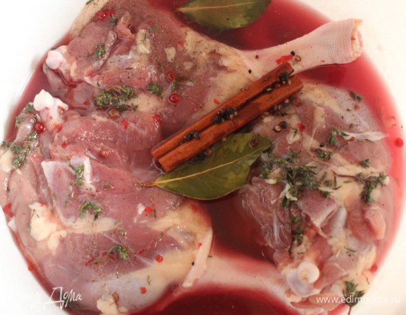 Залить остывшим глинтвейном утку и оставить на 2 часа.