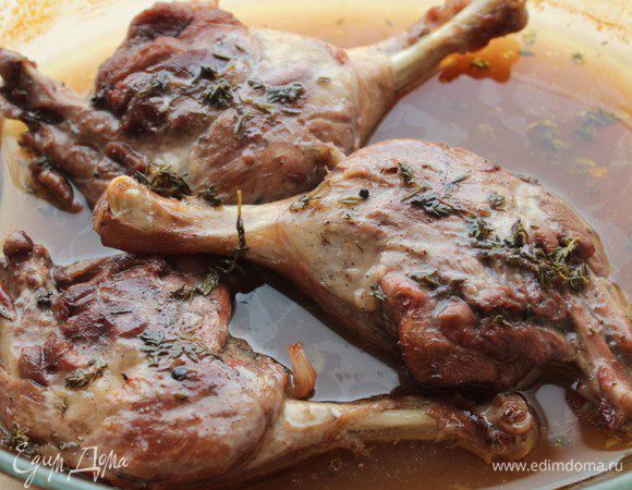 Периодически переворачивать куски и поливать маринадом.