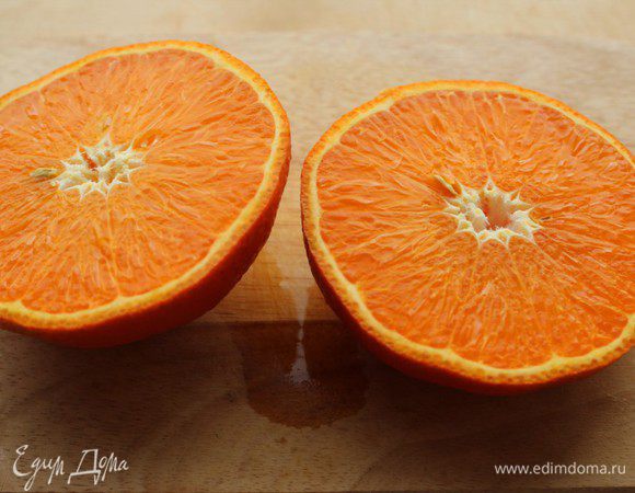 Когда маринад выпарится больше чем наполовину, разрезать апельсин (у меня крупный мандарин) на две части и выжать на утку сок. Запекать еще 15 минут.