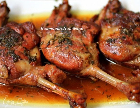 Сок цитрусовых придаст более выраженный вкус глинтвейна. Подавать с запеченным картофелем (http://www.edimdoma.ru/retsepty/40521-zapechennyy-kartofel-s-rozmarinom) и помидорами-черри.