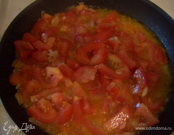 Порезать лук и обжарить его на сковороде в растительном масле, добавить помидоры и немного потушить вместе с луком.