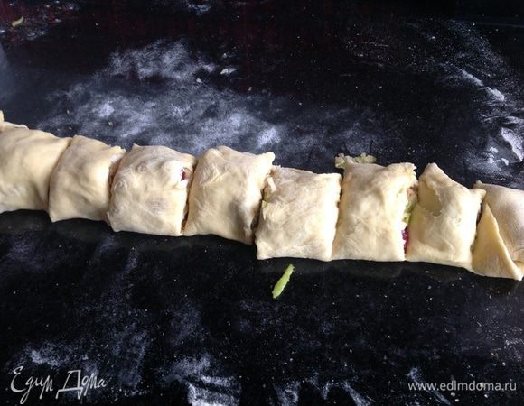 Свернуть в рулет и нарезать. То же сделать со второй частью.  Выложить на смазанный растительным маслом противень. Поставить на расстойку в теплое место на 30-40 минут. Для глянца булочки можно смазать крепким чаем.