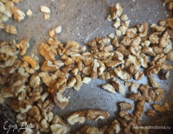 Грецкие орехи слегка подсушить на сухой сковороде. Затем измельчить в бледере.