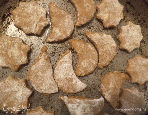 Раскатать тесто в пласт, формочками для печенья вырезать различные фигурки.