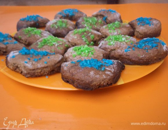 Выпекать печенье при температуре 200 градусов 10 - 15 минут. 
Горячее печенье смазать сливочным маслом и посыпать кокосовой стружкой.