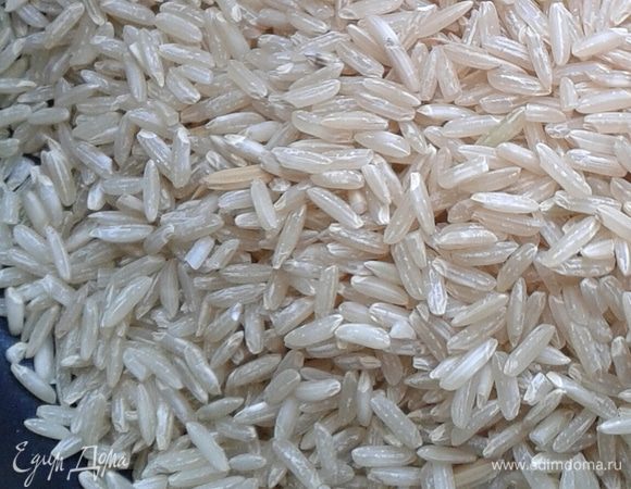 Коричневый рис  хорошо промыть, отварить до полуготовности. Воду не сливать.