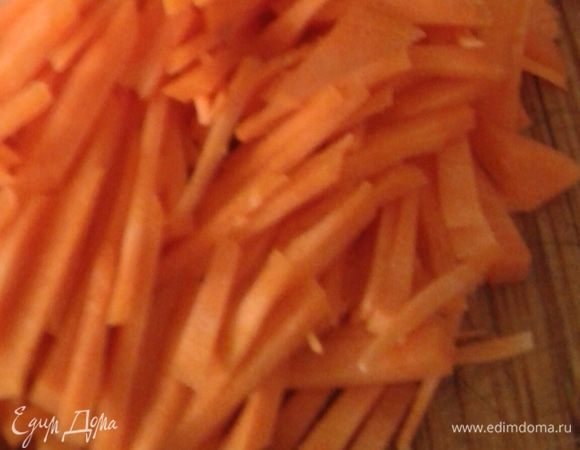 Морковь нарезать соломкой.