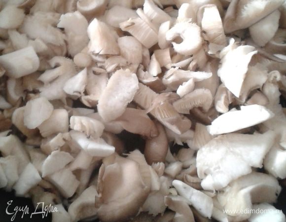 Грибы промыть, нарезать. 