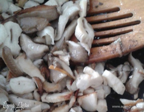 Лук  мелко порубить, жарить  до прозрачности, добавить чеснок затем добавить грибы,  обжарить вместе около  3-5 минут. 