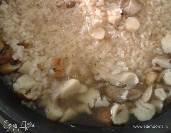 Далее смешать все ингредиенты в большой сковородке, посолить, поперчить, налить воду,  в которой варился рис.  Сверху выложить консервированные, резаные помидоры. Накрыть крышкой и отправить в разогретую духовку до 200 градусов на 15-20 минут. 