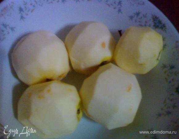 Очищаем яблоки от кожуры.