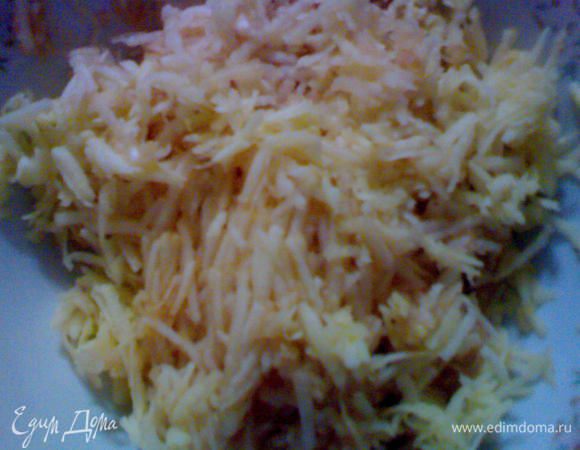 Натираем на крупной терке.