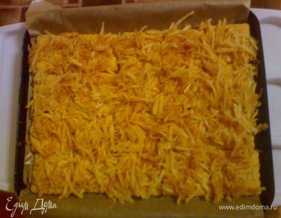 Дальше выкладываем яблоки - толстым слоем.