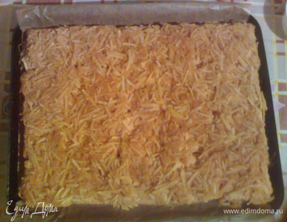 Далее чередуем  - печенье, яблоки, на сколько хватит, последний слой яблоки, укрываем пергаментной бумагой, ставим в духовку на  минут 7-10. Убираем бумагу сверху и ставим ещё на минут 7.