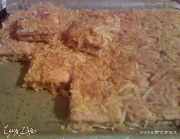 За это время яблоки дадут сок,  пропитают печенье, поэтому добавлять сюда больше ничего не нужно. Как я уже сказала можно сделать молочный соус. В санатории делают слоёв 5 - всё равно получается сочно.