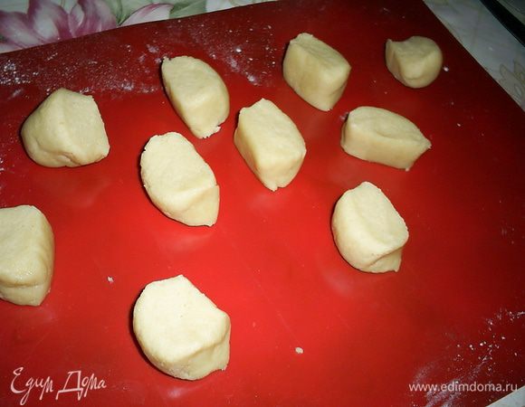 По прошествии этого времени (можно и больше подождать) достаем наше тесто, раскатываем колбаску и делим на 10 равных частей.