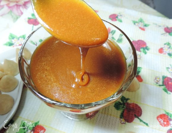 Карамель желательно приготовить заранее. Как это сделать, смотрим здесь http://www.edimdoma.ru/retsepty/63892-myagkaya-karamel. Обратите внимание, что технология та же, но пропорции иные.