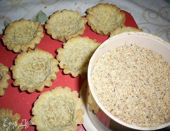 Миндаль смолоть в мелкую крошку.