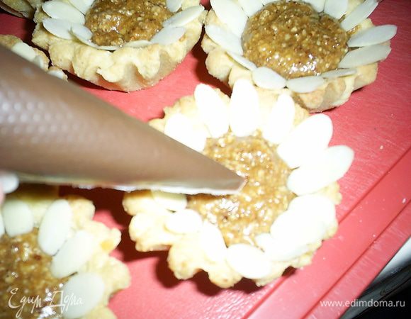 Шоколад растопить и при помощи кондитерского мешочка со срезанным уголком нарисовать произвольные полоски на "цветочных серединках".