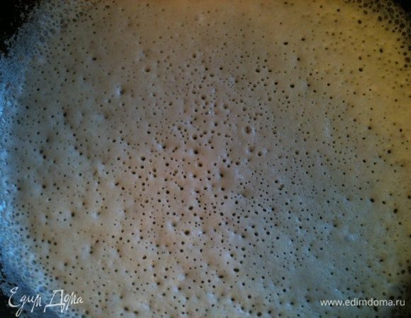 Ввести, постоянно помешивая, в тесто кипяток, добавить растительное масло. И жарить блинчики обычным способом на раскаленной сковороде. 