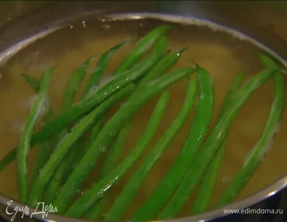 Добавить в кастрюлю стручковую фасоль и держать на огне еще несколько минут, затем откинуть все на дуршлаг, сохранив 2–3 ст. ложки воды, в которой варились макароны с фасолью.