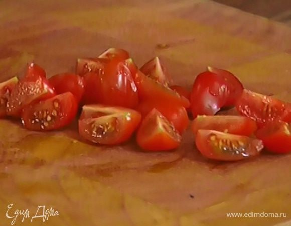 Помидоры черри разрезать на 4 части.