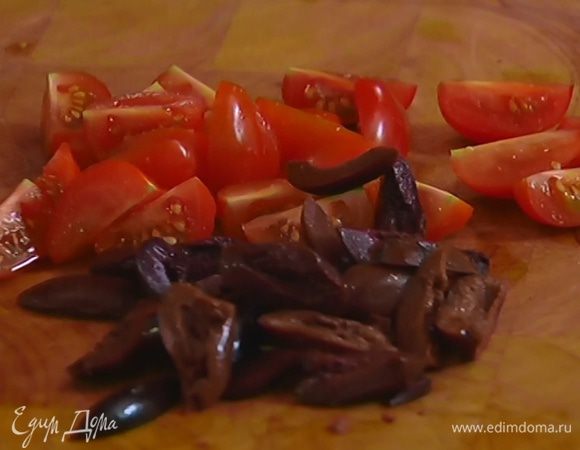 Оливки разрезать вдоль на 4 части.