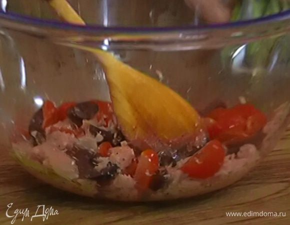 Тунца (без жидкости) соединить с 2 ст. ложками оливкового масла, лимонным соком, посолить, поперчить, добавить помидоры, оливки и все перемешать.