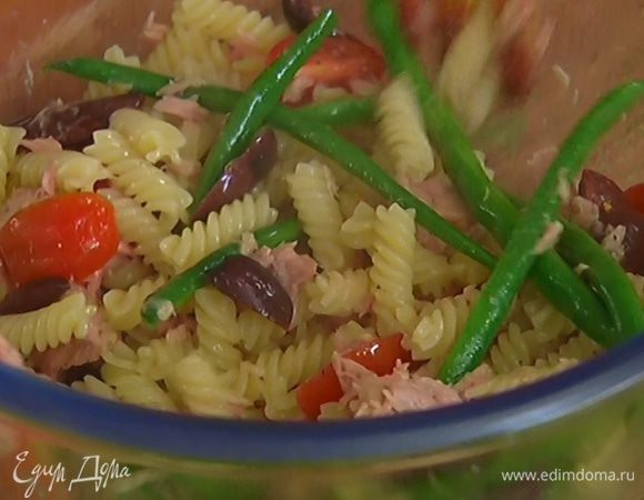 Горячие макароны и фасоль добавить к тунцу с помидорами и оливками, все перемешать.
