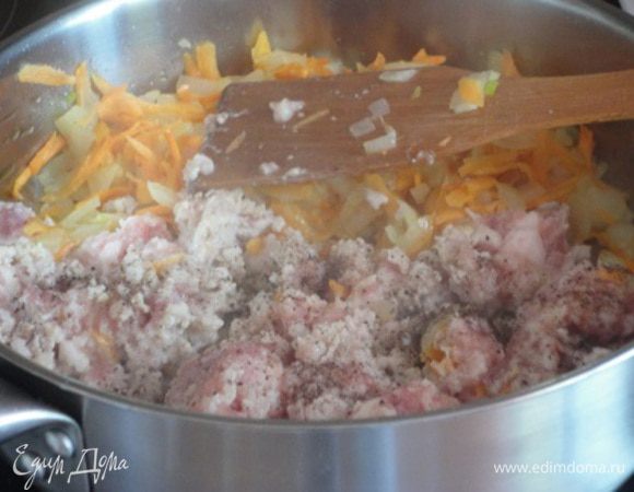 На сковороде разогреть растительное масло и слегка пожарить в нем лук (кубиками) до прозрачности. Добавить измельченную на терке морковь. Еще пожарить с минутку. Овощи сдвинуть на край сковороды и выложить свиной фарш, посолив и поперчив, добавив любимые специи. Перемешать его в начале самостоятельно, затем с овощами, добавить натертые на крупной терке кабачки, еще раз перемешать и закрыть крышкой. Оставить на медленном огне на 3-5 минут.