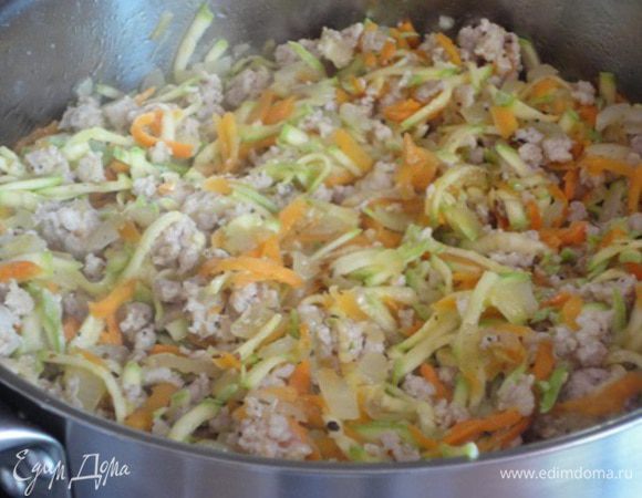 Добавить нашинкованную зелень лука и укропа. Перемешать.