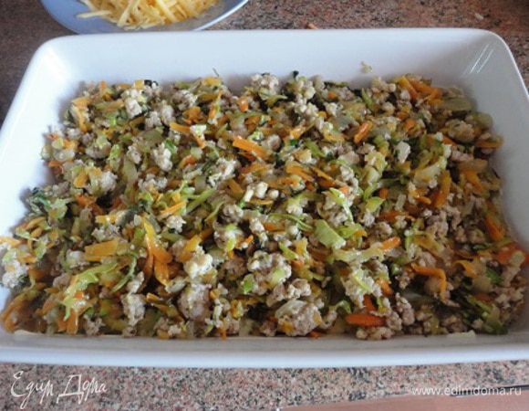 Духовку разогреть до 220 градусов. Форму смазать растительным маслом и выложить две третьих части картофельного пюре. На него разложить готовую начинку. 