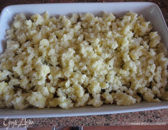 Сверху выложить оставшееся пюре, не приминая его ложкой.