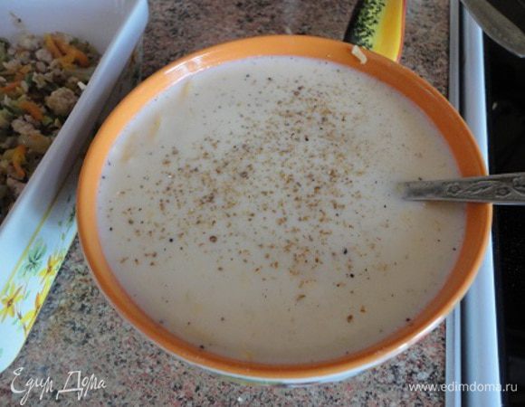 Яйца смешать с молоком и тертым сыром. Добавить специи по вкусу. 