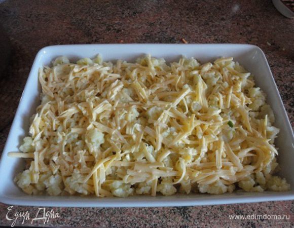 Вылить заливку на продукты в форме. Запекать в духовке 20 минут.