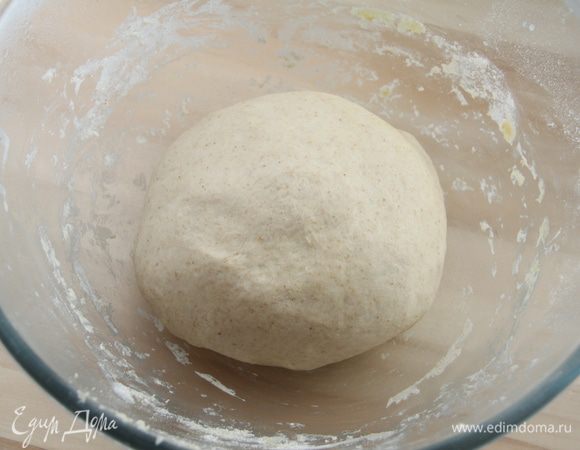 Из ингредиентов для теста замесить мягкое тесто.