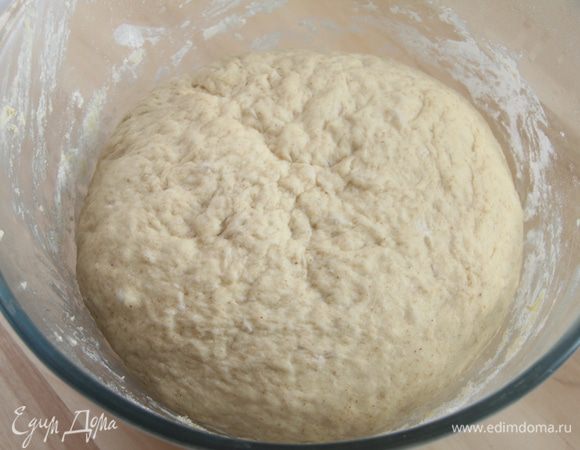 Утром тесто достать из холодильника, обмять и оставить на подъём в течение 1 часа.