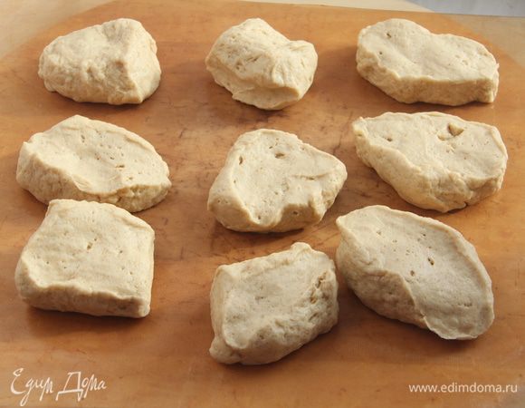 Через час тесто разделить на 8-9 частей.