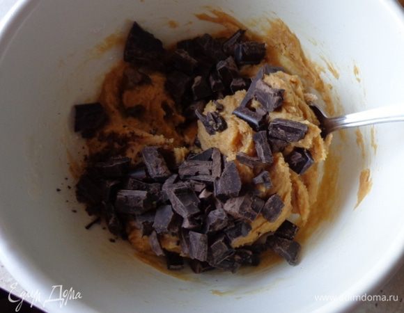 Добавить в массу раздробленный шоколад.