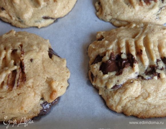 Печь 6-8 минут при 175 градусах. Печенье должно чуть покоричневеть по краям.