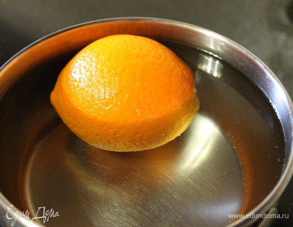 Апельсин помыть хорошо щеткой. Отварить в воде после закипания 5 минут.