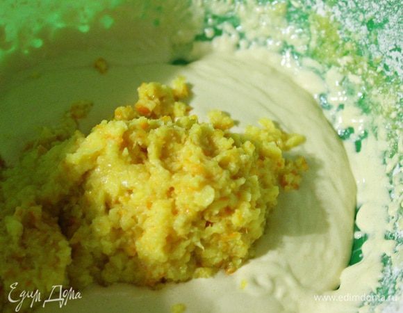 Белки отделить от желтков. Желтки взбить с сахаром, постепенно добавляя муку с разрыхлителем. Потом в эту массу добавить перекрученный апельсин. Хорошо все перемешать.