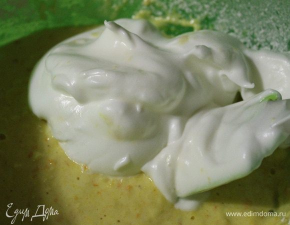 Белки взбить с лимонным соком до устойчивых пиков. Добавить в тесто и осторожно перемешать. Разъемную форму застелить пергаментом (у меня 24 см), смазать 1 ч.л. растительного масла и выложить тесто. Выпекать при температуре 180 градусов 30-40 минут, до сухой спички.